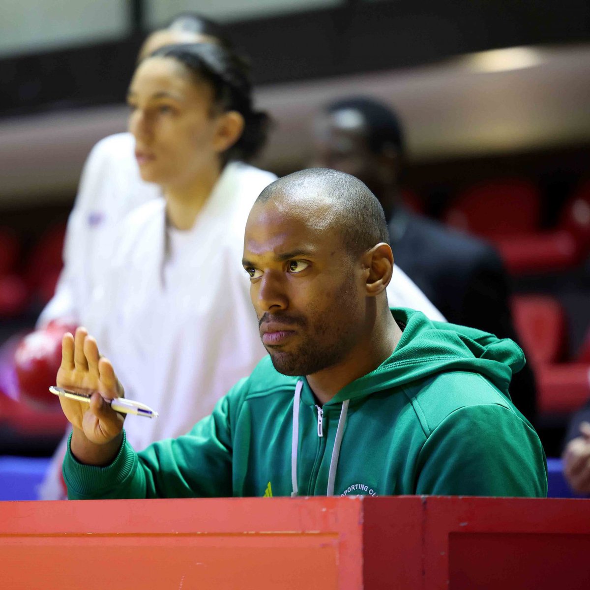 Tu arrives au travail ce matin, lendemain de Noël, et les collègues te demandent plein de choses :
« - Calm down ! »
