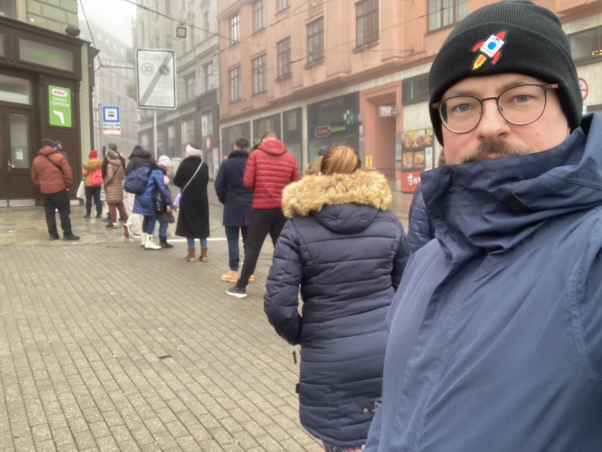 35 lidi venku, 15 lidi uvnitř...