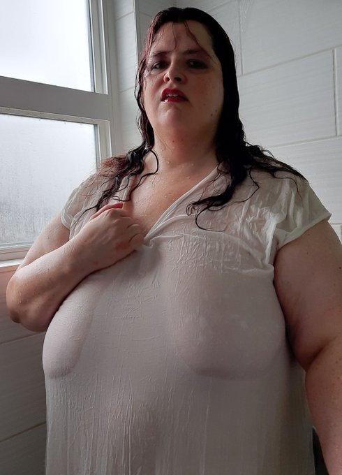 https://t.co/3SpyKwhf7c April Showers #bbw #shower #clothed #wetclothes #wet #breasts #water https://t