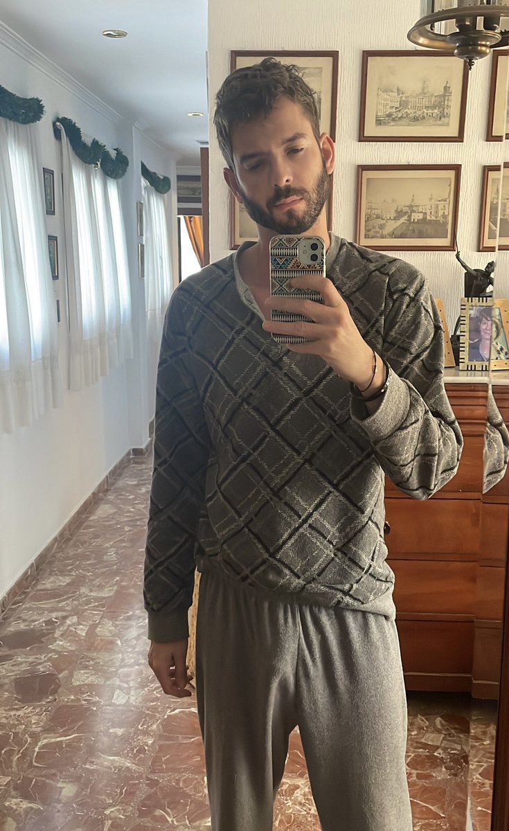 arthurgilbordes's tweet photo. Los pijamas que hay en casa de mis padres son tremendos. Buenos días. https://t.co/REPwNhHauJ
