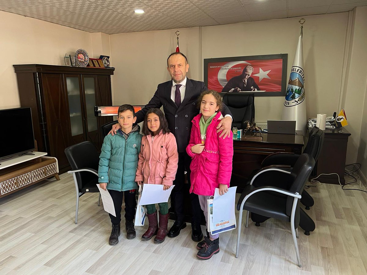 KaymakamSehit's tweet photo. Şehit Kaymakam Muhammet Fatih Safitürk İlkokulu olarak çıkaracağımız 15 Temmuz Çocuk Gazetesi için öğrencilerimizi makamında ağırlayan ve sorularını cevaplayan İlçe Belediye Başkanımız Sayın Hikmet Özüağ'a teşekkür ederiz.
@bingolmem 
@HikmetOzuag https://t.co/w0HtU45YMC