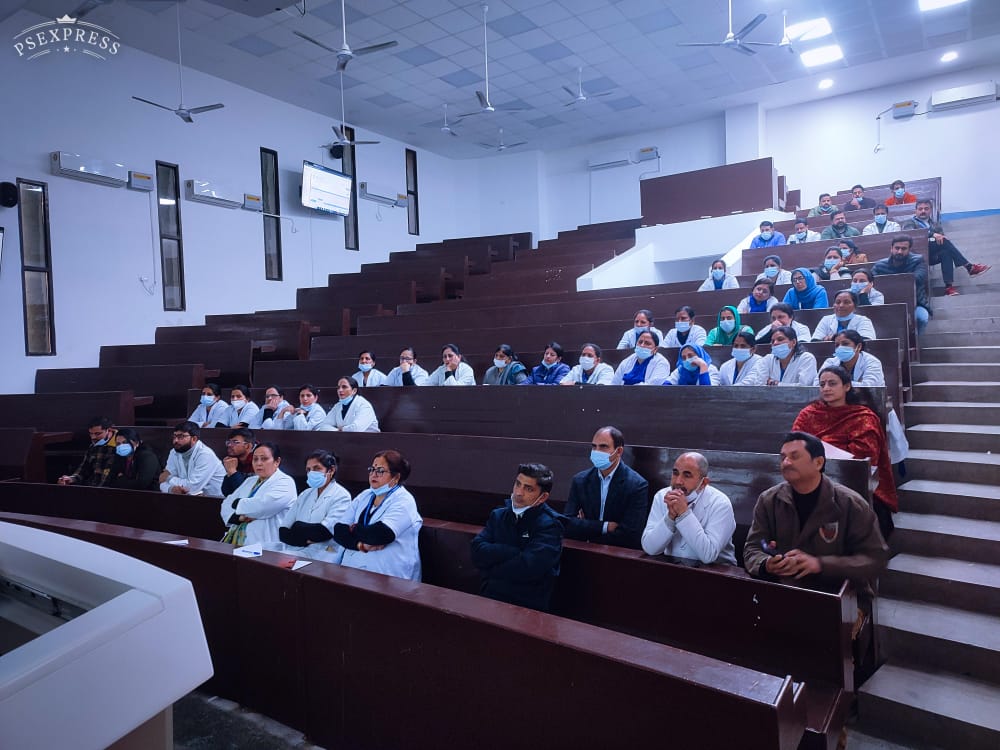 GMCHJAMMU's tweet photo. GMCH  organized a workshop on "ESAHAJ" at GMCH Jammu. Medical superintendent  shared views on how Medical facilities can provide good services to the people through online mode. #GMCHJammu #esahaj #DigitalIndia #newindia #JammuKashmir https://t.co/ErrVODTwTC