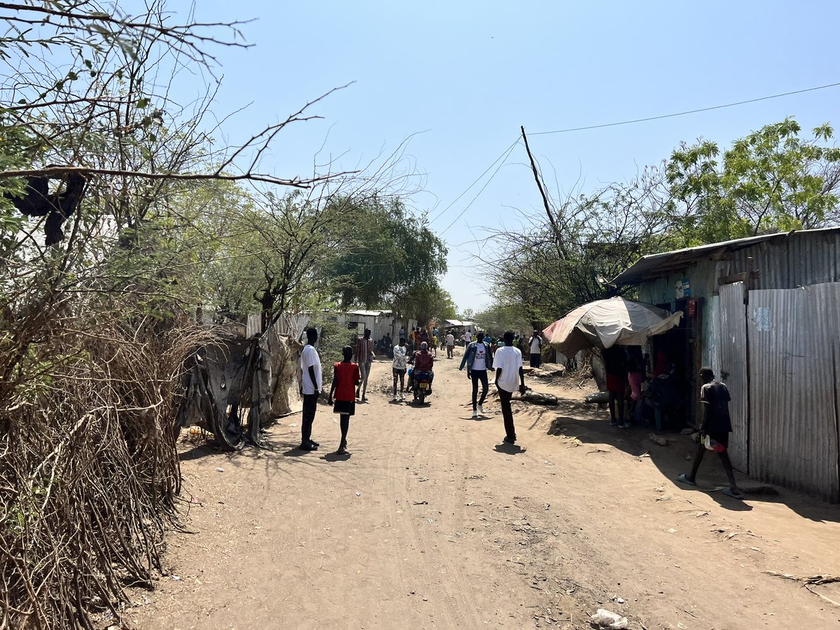 Young people makes over 50% of refugees &amp; asylum seekers in #Kakuma.

Education is the only thing that keeps them moving forward. It symbolizes hope for a brighter future. When education stops, they all meet a dead end. 

Let’s make #EducationForAll a reality!

#RightToLearn