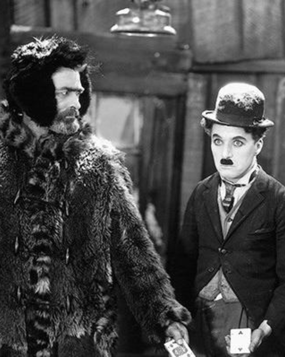 la2_tve's tweet photo. Esta noche a partir de las 22h en #DíasDeCineClásico no te pierdas 'La quimera del oro', de Charles Chaplin (1925)

Chaplin interpreta a un solitario buscador de oro que llega a Alaska. Una fuerte tormenta de nieve le llevará a refugiarse en la cabaña de un bandido. https://t.co/uMWpfkePrA