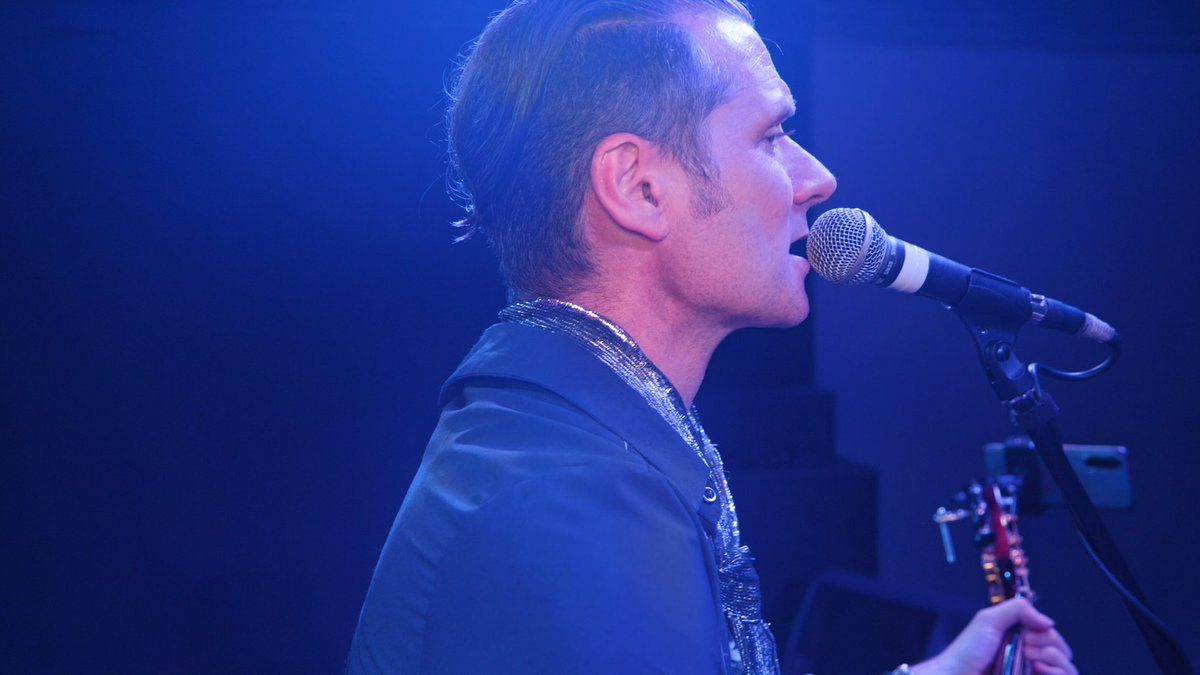 martindkennedy's tweet photo. Over my shoulder 🤘🏻🎸
📷 Photo Credit @willpriddis
#overmyshoulder #guitar #singing #alternateview https://t.co/1jmelyZ59O