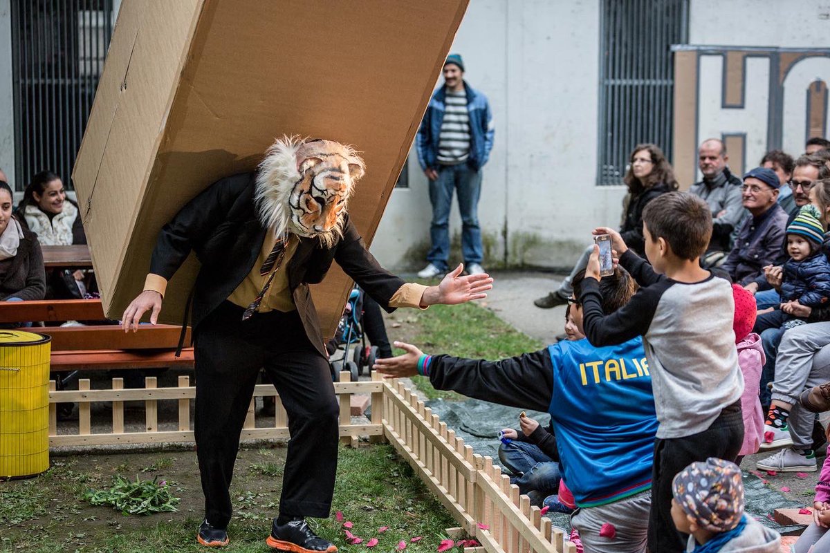 El plan de navidades perfecto que nunca olvidarán llega este jueves al #Corral: ¡una tarde en familia conociendo a nuestros nuevos vecinos de FULL HOUSE. UNA FÁBULA SOBRE LA CONVIVENCIA de <a href="/28_electrico/">Eléctrico 28</a>! 🐴🐨🐯🐶

🗓️ 29-30 dic
🎟️ corraldealcala.com/es/temporada/1…

#familia #Navidad