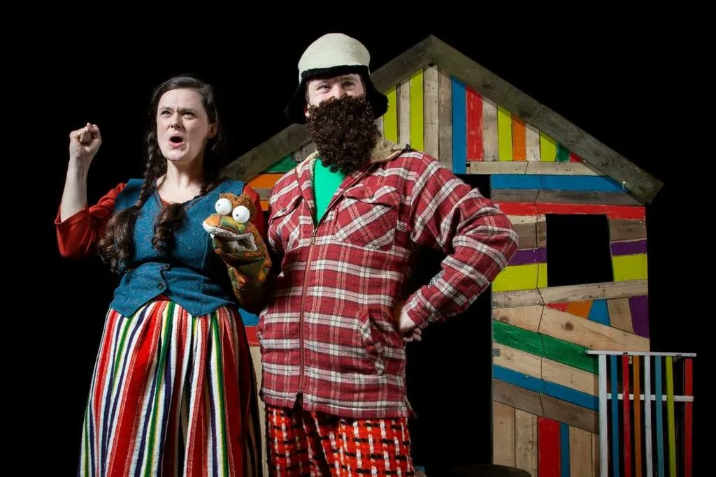 Getting bored of Christmas TV? Our hilarious festive family show has two more performances on 27 &amp; 28 Dec - get the family out of the house and enjoy some original songs, inventive puppetry and some very silly antics from HANSEL AND GRETEL. Book here - buff.ly/3F79QZc