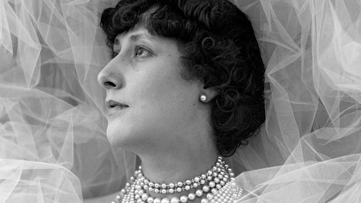 Histoire_image's tweet photo. #LianedePougy est morte #CeJourla #26decembre #1950. Elle arrive à Paris après avoir abandonné son mari en 1889 et débute aux #FoliesBergère comme #magicienne et #acrobate, puis comme #mime à l’#Olympia. Elle est un des modèle de l'#Odette de #Proust.
https://t.co/4kBri9H9wT https://t.co/JFcBpx0nt4