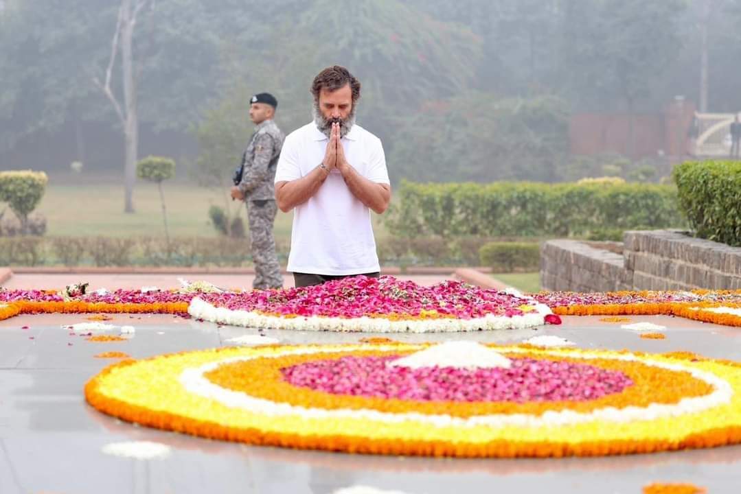 akhileshPdsingh's tweet photo. भारत जोड़ो यात्रा के संकल्प का संदेश साझा करते हुए आज श्री राहुल गांधी जी ने देश के महापुरुषों को श्रद्धांजलि दी। उन्होंने आजादी के महानायकों राष्ट्रपिता महात्मा गांधी जी, पंडित जवाहरलाल नेहरू जी, श्री लाल बहादुर शास्त्री जी,  श्री बाबू जगजीवन राम जी, देशभक्ति व https://t.co/RWLybIj1LI