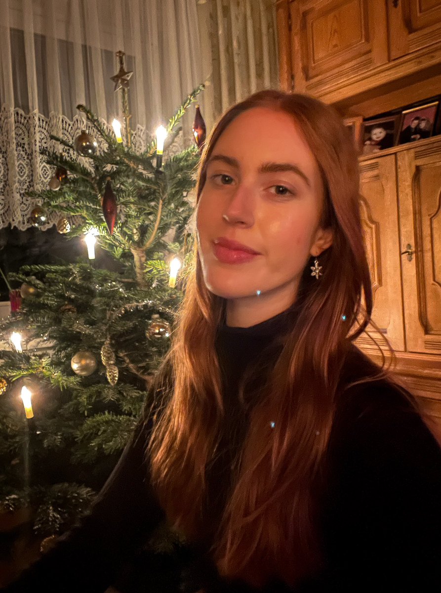 norapautmeier's tweet photo. God Jul! Frohe Weihnachten! Leider nicht mehr aus Norwegen, sondern aus meinem Zuhause im Münsterland. 🏡
Da Familie vorgeht, hier verspätete Weihnachtsgrüße an euch! Legt eure Handys mal an die Seite und genießt die Zeit mit euren Liebsten 🫶🏻 #studierenweltweit #erlebees #godjul https://t.co/AakTGU1YCI