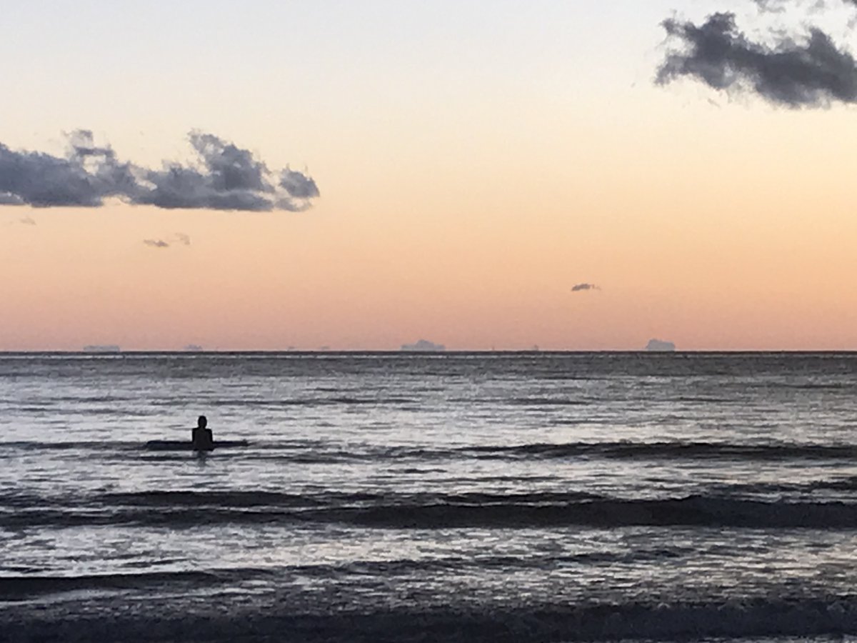 mafactory_j's tweet photo. 昨日(12/25)の夕暮れ時、西の伊豆半島に日が沈んだ後水平線上に、船にしてはずっと大きな影がたくさん浮かび上がってゆっくり動いてました。話には聞いていたけれどこれが蜃気楼かな・・？なんだかちょっと不思議な感じでした。#蜃気楼 #相模湾 #鎌倉 #由比ヶ浜 https://t.co/fipd3IZol4