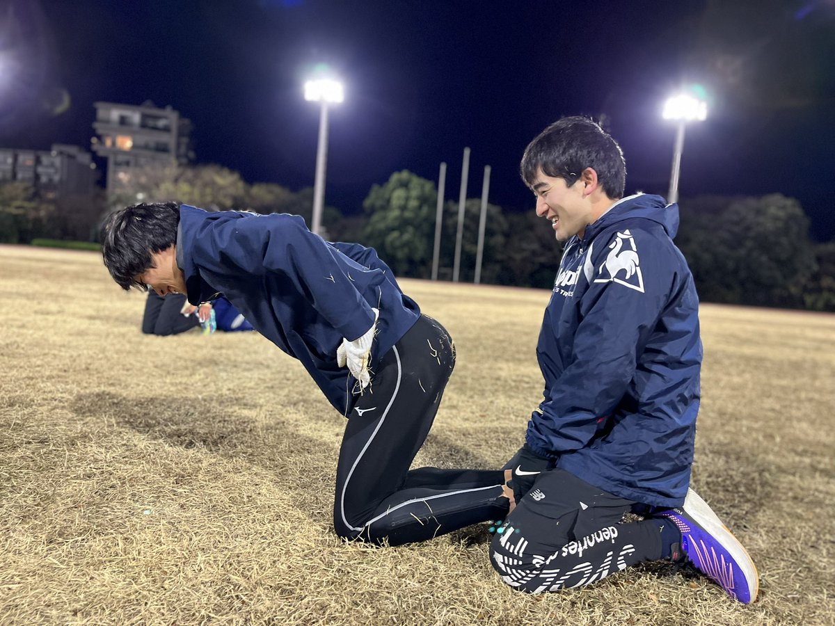 OtonaTT's tweet photo. 中大OB手島さん、法政OB西池さん、東大院古川選手、アップに苦戦中！？！？
このアップ、やべぇ

#OTT走り納め https://t.co/fc05S3FVt1