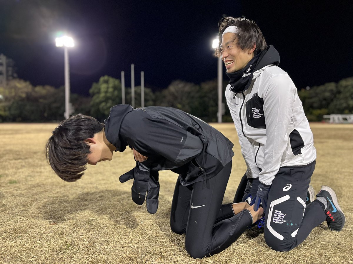 OtonaTT's tweet photo. 中大OB手島さん、法政OB西池さん、東大院古川選手、アップに苦戦中！？！？
このアップ、やべぇ

#OTT走り納め https://t.co/fc05S3FVt1