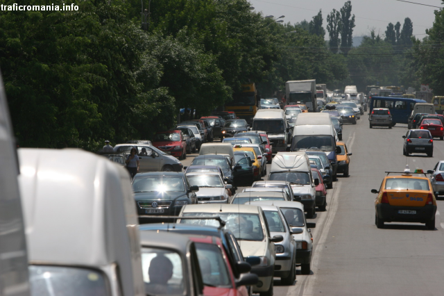 RRInternational's tweet photo. Centrul #InfoTrafic: #Traficul este intens pe Valea Prahovei, pe DN 1 Ploieşti - Braşov. Se circulă în coloană de la intersecţia cu DN 73A (Pârâul Rece) către Buşteni, pe sensul de coborâre spre Capitală, şi pe raza localităţii Comarnic, pe sensul de urcare spre Braşov. (1/3) https://t.co/YdFuB5WE4f