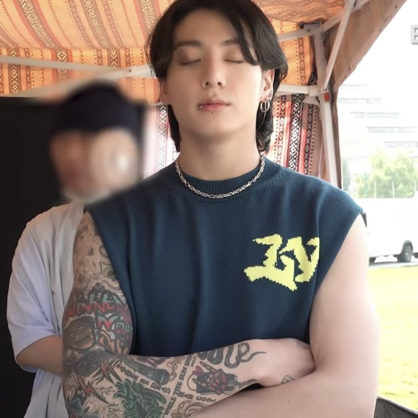 vggukartc's tweet photo. E de repente a minha visão ficou turva, eu fiquei tonta, meu coração acelerou apenas por ver as tatuagens de Jeon Jungkook https://t.co/pOorL31ZgN