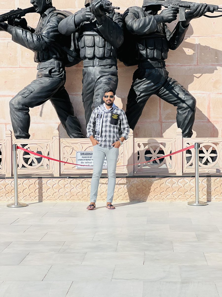 BrijeshKharbas's tweet photo. 'जिंदगी में बड़ी शिद्दत से निभाओ अपना किरदार कि, परदा गिरने के बाद भी तालियां बजती रहें'।👑 https://t.co/BW2AFURyj8
