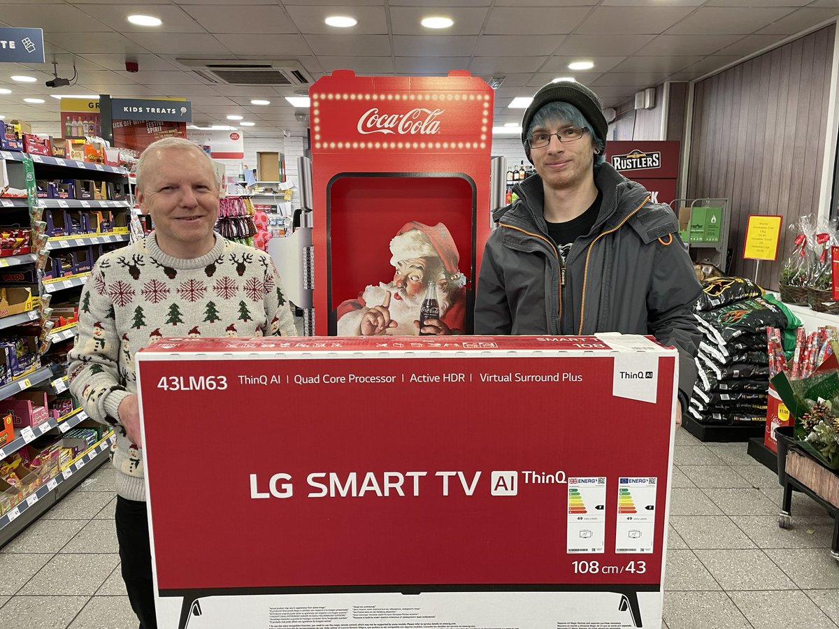 stepheng1970's tweet photo. A photo of our lucky winners of our Christmas raffle. Kris won 1st prize of an LG 43” TV and 2nd prize of £200 went to Sarah/Gaz. We wish them well for Xmas! 🌲🌲 https://t.co/nPxeNUyWur