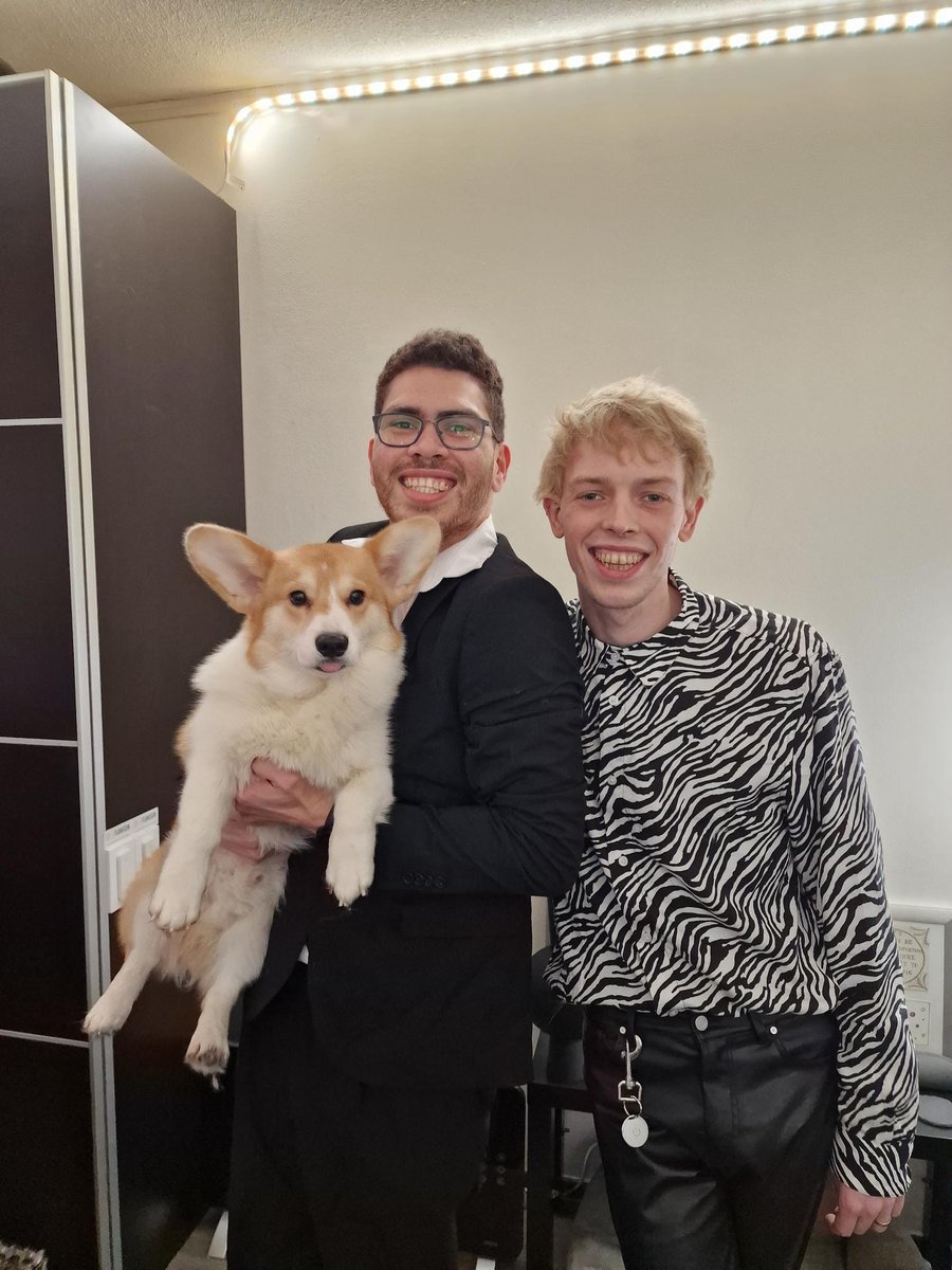 Gravitony_'s tweet photo. Merry Christman from our small little familie 🐶🎄 https://t.co/2aZHluc6PU