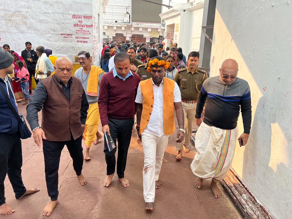 DCDeoghar's tweet photo. नव वर्ष, बसंत पंचमी की तैयारियों को लेकर बाबा बैद्यनाथ मंदिर पहुँचकर सुरक्षा व्यवस्था व विधि-व्यवस्था का जायजा लिया। इस दौरान की जा रही व्यवस्थाओं, श्रद्धालुओं की सुविधा व सुरक���षा व्यवस्था को लेकर संबंधित अधिकारियों को आवश्यक व उचित दिशा निर्देश दिया।
@HemantSorenJMM @mbhajantri https://t.co/SmYNeh0TZ4