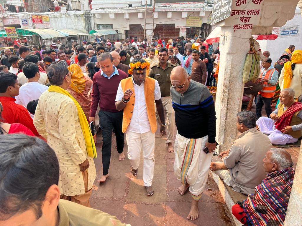 देवघर उपायुक्त मंजूनाथ भजंत्री ने बाबा मंदिर का निरीक्षण कर विधि-व्यवस्था का लिया जायजा - Deoghar Deputy Commissioner Manjunath Bhajantri inspected the Baba temple and reviewed the law and order