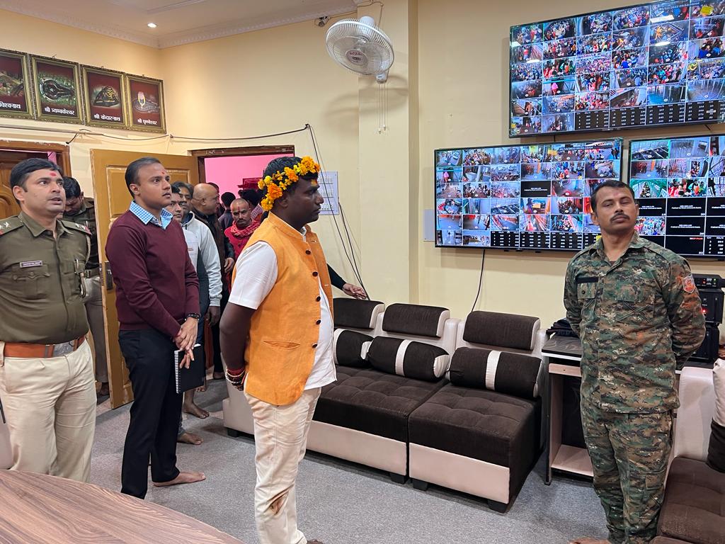 देवघर उपायुक्त मंजूनाथ भजंत्री ने बाबा मंदिर का निरीक्षण कर विधि-व्यवस्था का लिया जायजा - Deoghar Deputy Commissioner Manjunath Bhajantri inspected the Baba temple and reviewed the law and order