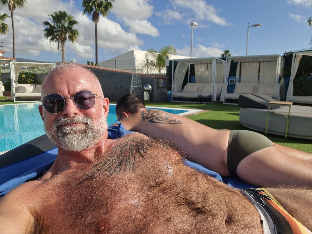 Jimmy_Grey_FR's tweet photo. Clairement y a des nuages aujourd'hui !
#gaycouple #hairychest #bearded #barbus #teambarbu #maspalomas #tattoo https://t.co/sQzRAsgLif