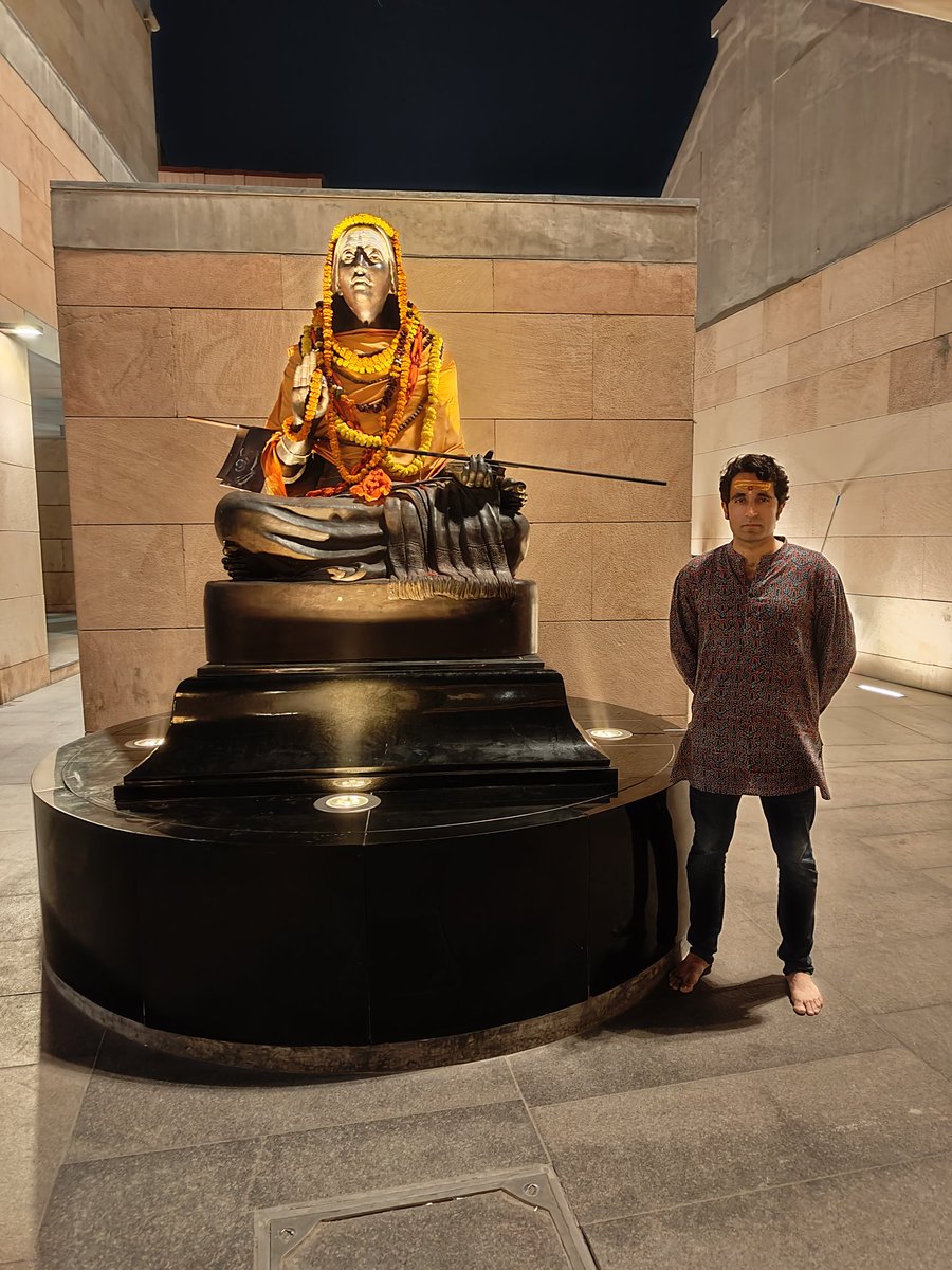 pradip103's tweet photo. मैं जहां से आता हूँ वो नगरी माँ अहिल्याबाई होल्कर जी की इंदौर नगरी है। 

औरंगज़ेब को लोहे के चने चबवाने वाली माँ अहिल्या का आशीर्वाद आज वाराणसी में प्राप्त किया। 🙏🏽 #Kashi https://t.co/wgwHQfHl9d