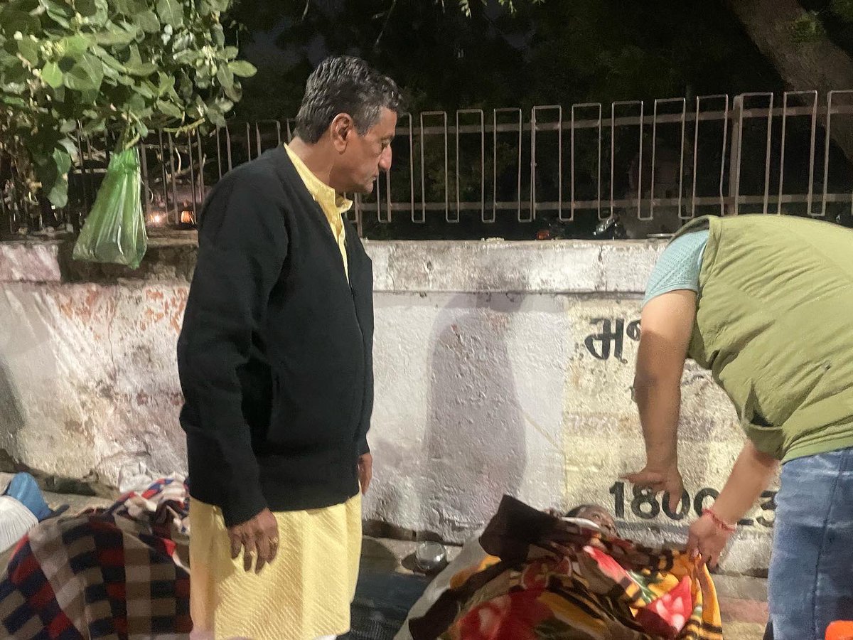 BhushanABhatt's tweet photo. •સ્વામીવિવેકાનંદ ગુજરાત રાજ્ય યુવા બોર્ડ ખાડિયા  વોર્ડના યુવા કાર્યકર્તાઓ દ્વારા ભારતરત્ન, પૂર્વ પ્રધાનમંત્રીશ્રી શ્રદ્ધેય અટલ બિહારી વાજપેયીજીની જન્મજયંતિ નિમિત્તે હાડ થીજવતી ઠંડીમાં જરૂરિયાતમંદ લોકોને ગરમ કપડાં,ધાબળાના વસ્ત્રદાન વિતરણમાં જોડાયો. https://t.co/UiTv50eR7S