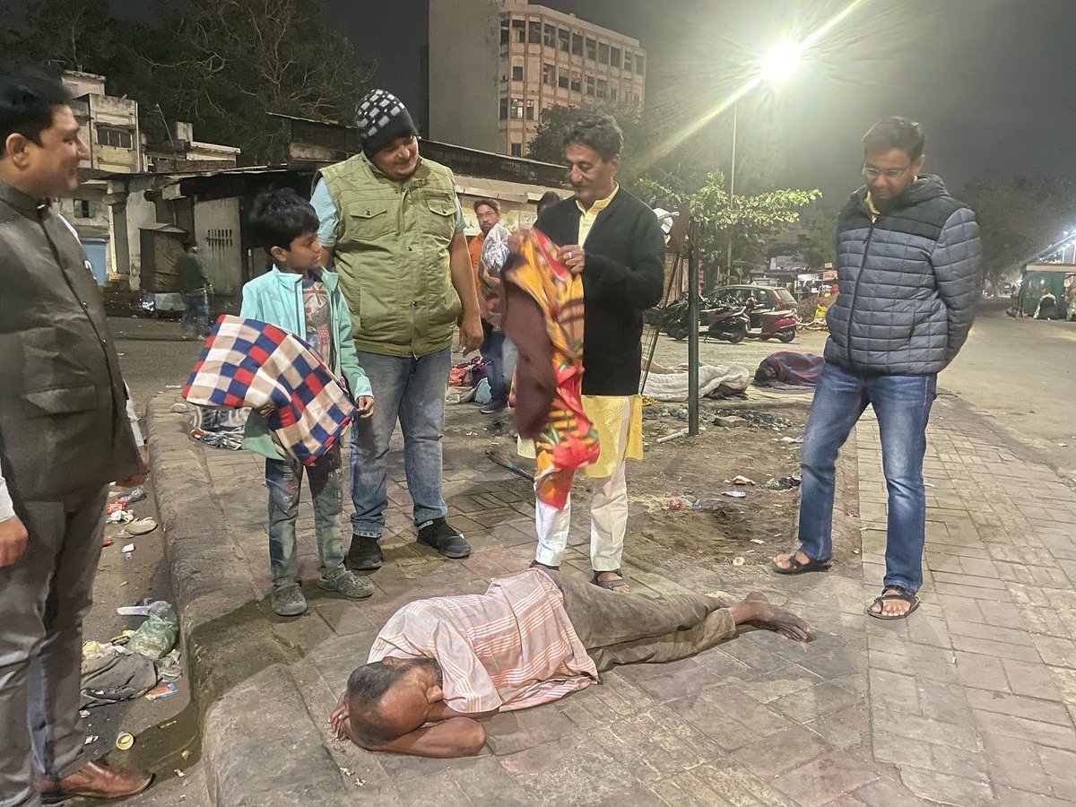 BhushanABhatt's tweet photo. •સ્વામીવિવેકાનંદ ગુજરાત રાજ્ય યુવા બોર્ડ ખાડિયા  વોર્ડના યુવા કાર્યકર્તાઓ દ્વારા ભારતરત્ન, પૂર્વ પ્રધાનમંત્રીશ્રી શ્રદ્ધેય અટલ બિહારી વાજપેયીજીની જન્મજયંતિ નિમિત્તે હાડ થીજવતી ઠંડીમાં જરૂરિયાતમંદ લોકોને ગરમ કપડાં,ધાબળાના વસ્ત્રદાન વિતરણમાં જોડાયો. https://t.co/UiTv50eR7S