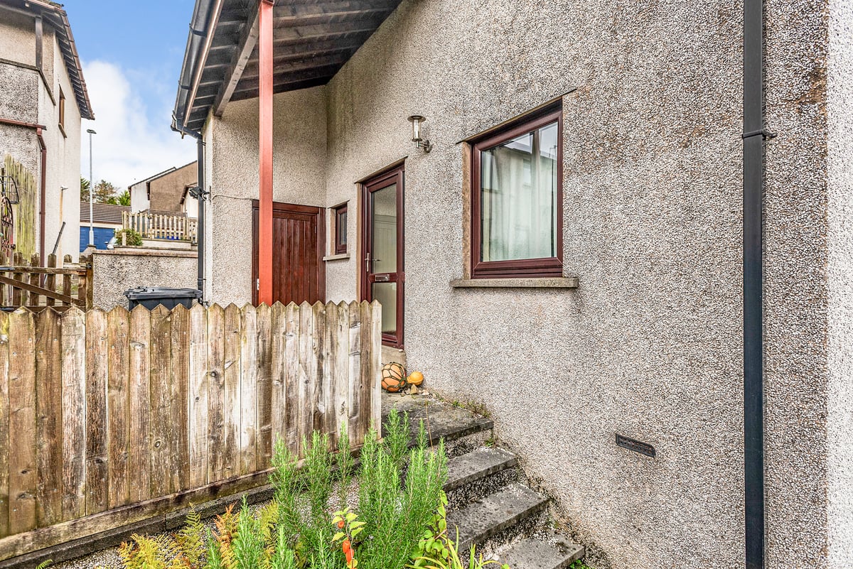 waterhouseea's tweet photo. #NewInstruction 2 bedroom property - St Anthony's Close, LA7 7DT. 

 Call us on 01524 760048 to book a viewing or view the full details here https://t.co/DuvlcRJygw

#property #forsale #waterhouseestateagents #Milnthorpe #propertiesofinstagram #househunting #EndofTerraceHouse https://t.co/cPZLEvMbRx