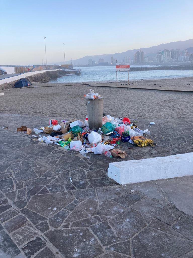 NerioM's tweet photo. Alcalde @jonathanplan9 buen día. Se le pide empatía y coordinación. Se sabe como es la gente con los espacios públicos y la basura, por lo mismo servicios contingencia debieran estar a última hr o a primera hr de la jornada para evitar esto: Impresentable y asqueroso #Antofagasta https://t.co/aV064k69JG