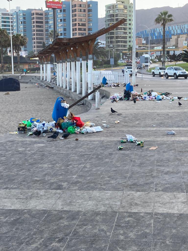 NerioM's tweet photo. Alcalde @jonathanplan9 buen día. Se le pide empatía y coordinación. Se sabe como es la gente con los espacios públicos y la basura, por lo mismo servicios contingencia debieran estar a última hr o a primera hr de la jornada para evitar esto: Impresentable y asqueroso #Antofagasta https://t.co/aV064k69JG