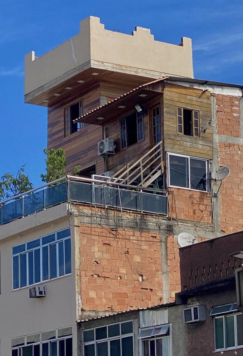 eugabree's tweet image. Gente?? O céu é o limite? Estão fazendo mais um andar neste arranha-céu que tem no bairro de Irajá, passado! Eu ameeeei!!