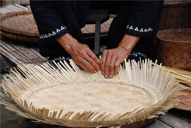 AmazingPuer's tweet photo. Lahu #Bamboo weaving is a traditional #handicraft with more than a thousand years history in Lancang county of SW #Yunnan’s #Puer. In August of 2009, the technique was selected into the Intangible cultural heritage list of Yunnan.
#HelloBamboo #GoodbyePlastic https://t.co/RaUlDs96PR