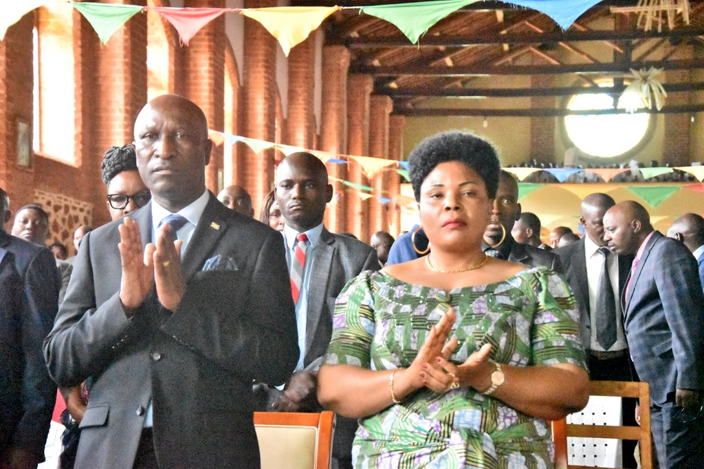 UbumweHebdo's tweet photo. 2.Ashimikiye kw'ijambo ry'urufatiro ry'igikorane, Musenyeri wa Diyoseze Muyinga Yohakimu Ntahondereye yararongoye inkuka ya misa, yamenyesheje ko intungane yose ahiri hose yama igira ingorane yo kurwanywa nk'uko Stefano yapfuye arico azira. https://t.co/i2deG36ynn