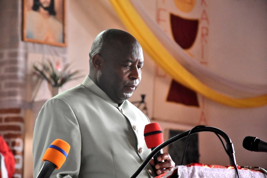 UbumweHebdo's tweet photo. 2.Ashimikiye kw'ijambo ry'urufatiro ry'igikorane, Musenyeri wa Diyoseze Muyinga Yohakimu Ntahondereye yararongoye inkuka ya misa, yamenyesheje ko intungane yose ahiri hose yama igira ingorane yo kurwanywa nk'uko Stefano yapfuye arico azira. https://t.co/i2deG36ynn