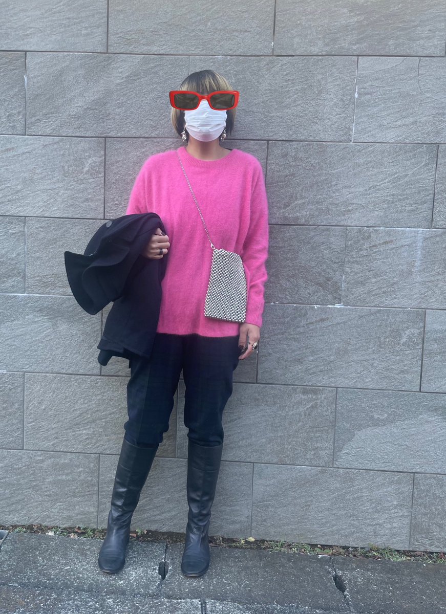 yumi220218's tweet photo. 「ピーコート」の「ピー」の語源が気になって調べたの。
①ピーヤッケル(オランダ語)と言う粗い毛織物で作ったから。
②パイロットジャケットから取った。
と諸説ある。
そして着てみた!
#ナイジェルケーボン
#DigniteCollier モヘア
#次の着画は木曜日👋
#それでは
#行っくよ〜月曜モード https://t.co/CHdx4yUmsO