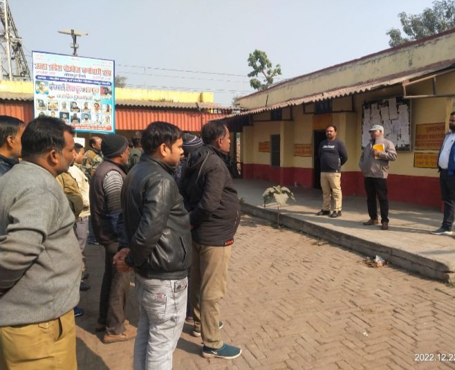 बस स्टेशन सीतापुर पर सहायक क्षेत्रीय प्रबंधक /केंद्र प्रभारी के साथ चालकों/परिचालको को घने कोहरे मैं सुरक्षित मार्ग संचालन के लिए एवम कोविड से सुरक्षा के लिए बसों मैं यात्रा करने वाले यात्रियों को मास्क/ गमछा/रुमाल लगाकर ही यात्रा कराने  के निर्देश दिए गए।