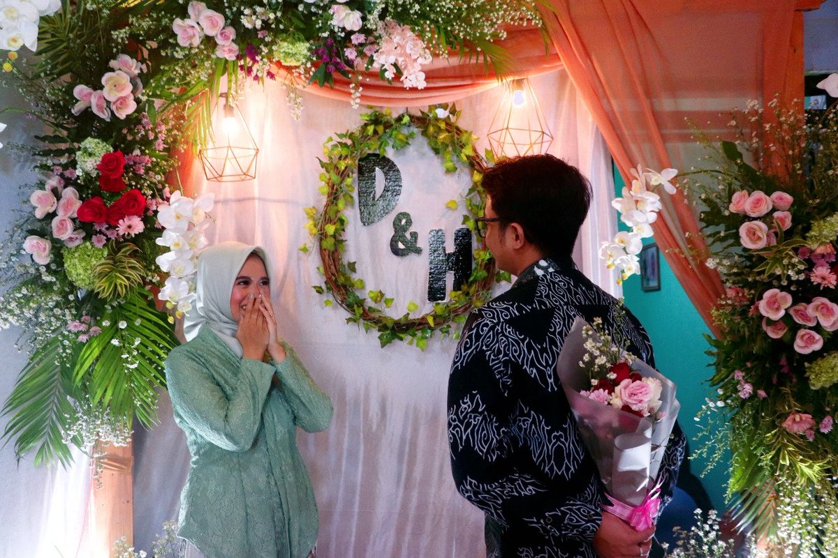 Seorang bijak kan memahami, cinta bukan di cari! Diraih, cinta pun hadir sendiri.