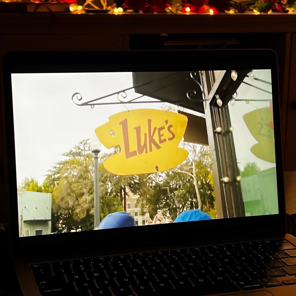 Alicia4laughter's tweet photo. My daughter &amp; I enjoyed streaming the @IAmAllInPod virtual Gilmore Girls event last night @ScottGPatterson ! It was fun &amp; entertaining! Thank you!🎄❄️☃️☕️

#roseabdoo #arisalvarado #shellycole #scottypsbigmugcoffee #scottpatterson #gilmoregirls #iamallin #WarnerBros #chilaquiles https://t.co/uc536VjZRX