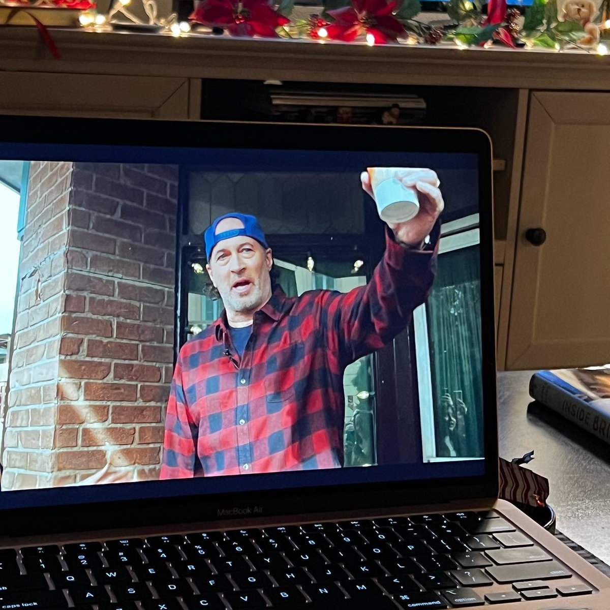 Alicia4laughter's tweet photo. My daughter &amp; I enjoyed streaming the @IAmAllInPod virtual Gilmore Girls event last night @ScottGPatterson ! It was fun &amp; entertaining! Thank you!🎄❄️☃️☕️

#roseabdoo #arisalvarado #shellycole #scottypsbigmugcoffee #scottpatterson #gilmoregirls #iamallin #WarnerBros #chilaquiles https://t.co/uc536VjZRX