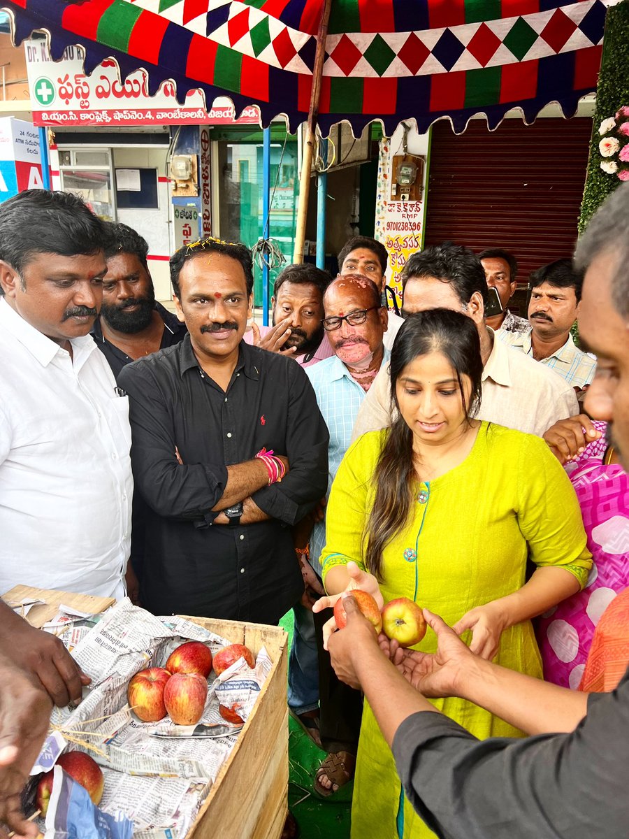 gayatri008_16's tweet photo. Glad to be participating in Ranga gaari vardanthi program along with one of my fav political personality Radha gaaru.

His humbleness and kindness reflects in every act of him💛 https://t.co/R1xKzWwqoV