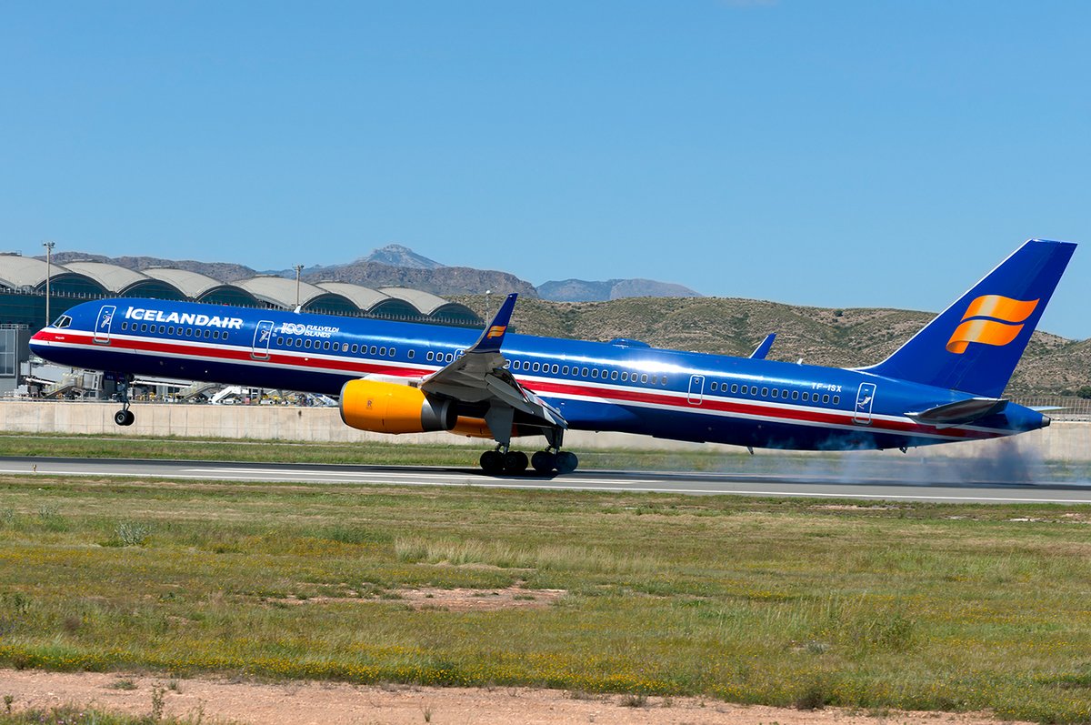 BOEING 757 at <a href="/ALC_Airport/">Aeropuerto Alicante-Elche Miguel Hernández</a> !!!

 🎉 "40th Anniversary Boeing 757" 🎊 (December 21, 1982).