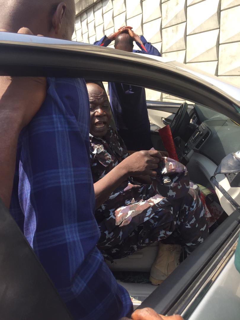 InibeheEffiong's tweet image. This is ASP Ayuba, the rogue policeman at Ajiwe Police Station, Ajah that murdered a pregnant lawyer, Mrs. Bolanle Raheem, on Christmas day while the victim was returning from Church with her husband. We were at the station this morning and paid a condolence visit to the family.
