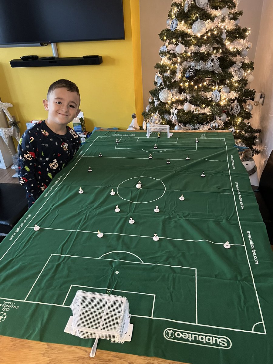 @SubbuteoOficial causing arguments in the Rodden household since 9am 😂😂 1-3-4-3 for the bairn with his #NUFC team and me being forced to be Leeds (presumably) with a 1-4-3-3. Good competitive game until I went 1 up 5 minutes in 😂