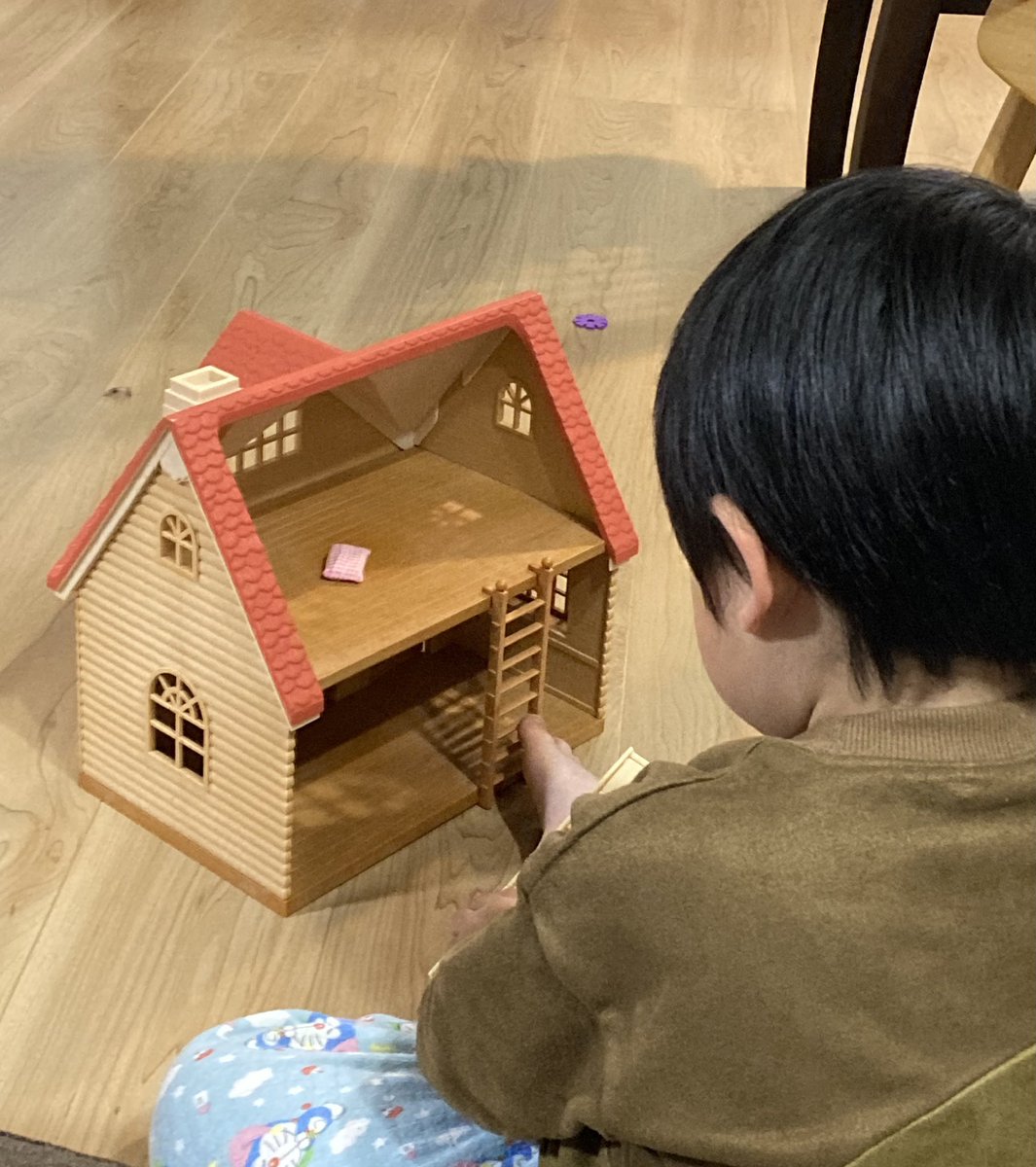 Ry00taP1's tweet photo. 年末の掃除で子供のおもちゃを整理したら息子が「ボクのシルバニアアキュビーが無い」と騒ぐので押入れから復活😅

息子よ！シルバニアファミリーな！笑 https://t.co/pslhkNLFJr
