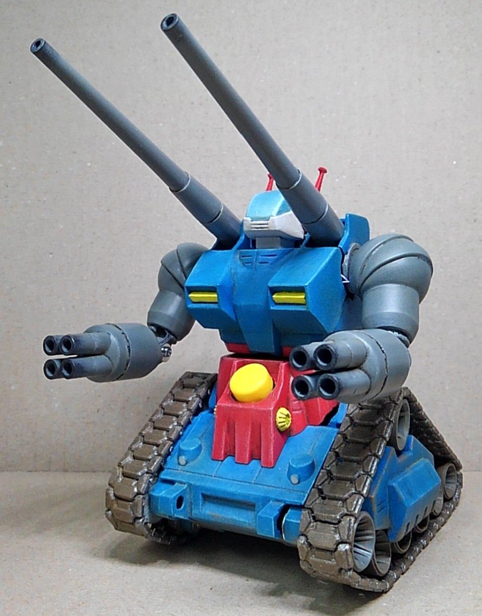 sekkou_p's tweet photo. #今年作ったプラモ晒そうぜ
1/144 ガンタンク（バンダイ）
1/35 九五式軽戦車（ファインモールド）
どちらもラジコンに改造しました。また後者は砲塔を交換して三式軽戦車（資料によっては四式軽戦車とも）風仕様にできます。 #bCoreBLE https://t.co/s8By2fKFOz