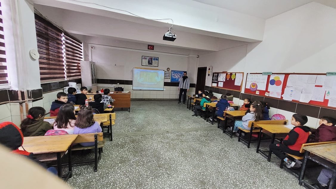 Elbistanram's tweet photo. Ertuğrulgazi Ortaokulu ve Selçuklu İlk-Ortaokuluna “Bilinçli Teknoloji Kullanımı ” ve “ Üst Öğrenime Geçiş Sınavları” öğrenci seminerleri kurumumuz Psikolojik Danışman/Rehber Öğretmenleri  tarafından gerçekleştirilmiştir. https://t.co/nSvEE10BIR