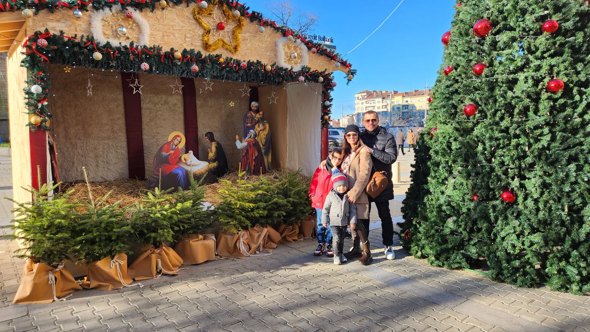 tsetso80's tweet photo. Честито Рождество Христово от Павлови!
Семейството е най-важно!Family is everything!
Merry Christmas from Pavlov's!
🎄🌟🎆🎁❤️ https://t.co/Y21vi4ckyd
