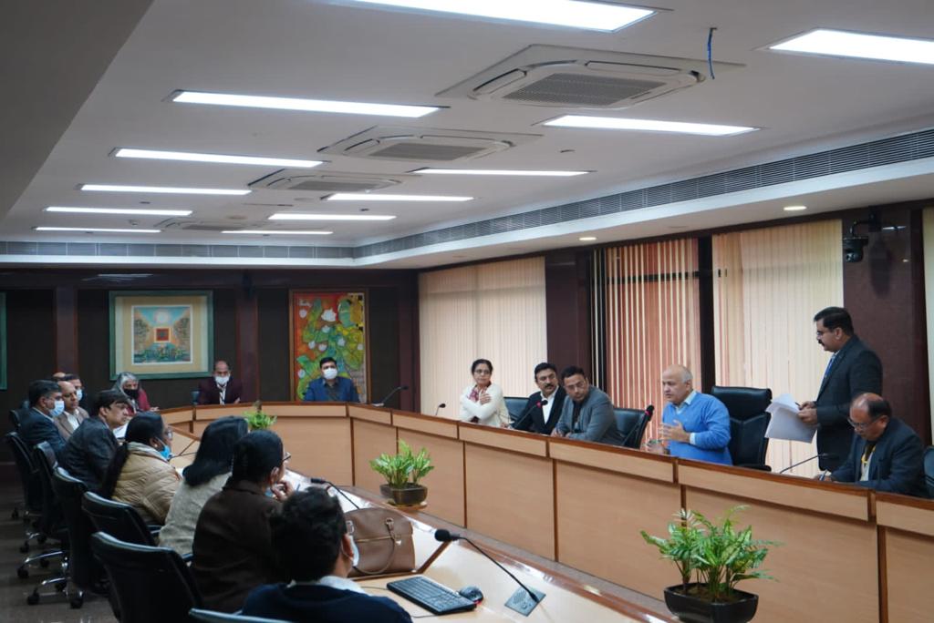 AAPDelhi's tweet photo. Covid से निपटने के लिए तैयार Kejariwal Govt

ज़रूरी दवाइयों की कमी न हो इसके लिए 104 Crore का अतिरिक्त Fund जारी किया

अस्पताल Beds-Ventilators, ICU सुविधाएं, Oxygen-Medical Logistics की जानकारी दें

Corona से जुड़ी सुविधाओं के परीक्षण के लिए Mock Drill का आयोजन

-Dy CM @msisodia https://t.co/eECWi19ye2